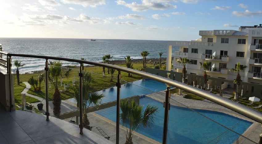فندق كابيتال كوست قبرص - حمام السباحه