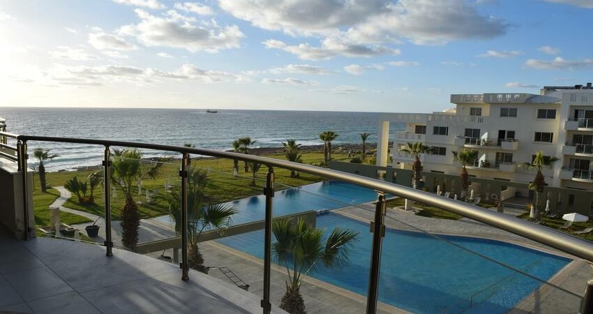 فندق كابيتال كوست قبرص - شاطئ الفندق