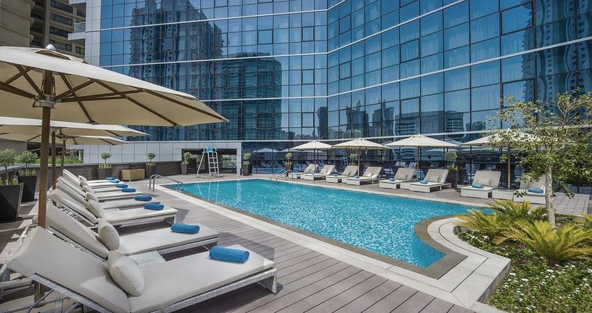 فندق تريب باي ويندام دبي - حمام السباحة بالفندق